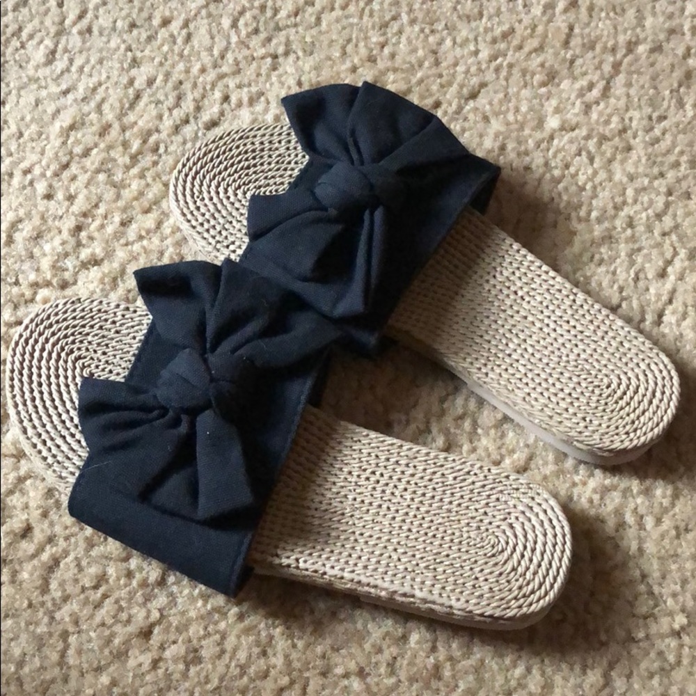 Never worn bow sandals